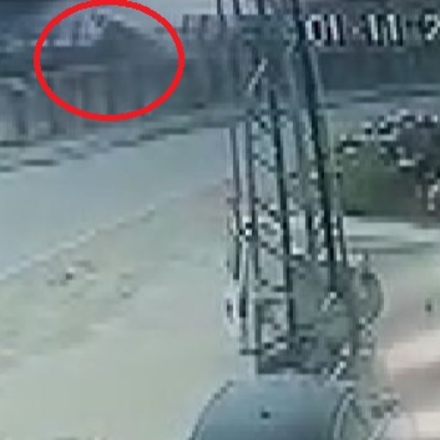 Hafif ticari aracın sulama kanalına düştüğü kaza kamerada