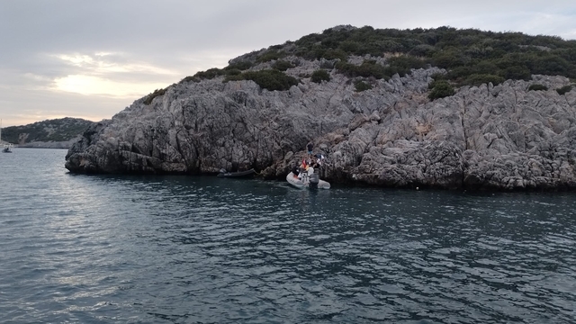 Bodrum'da bot kayalıklara çarptı: 4 yaralı