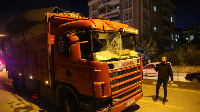 Tokat'ta freni patlayan kamyonun sürücüsü aracı lastikleri kaldırıma sürtüp patlatarak durdurdu