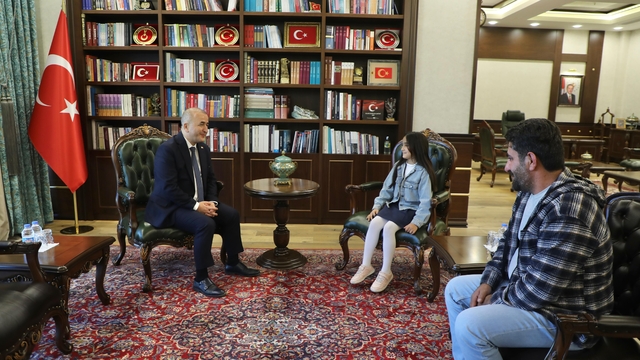 Elazığ Valisi Hatipoğlu, valilik hayali kuran küçük kızı makamında ağırladı