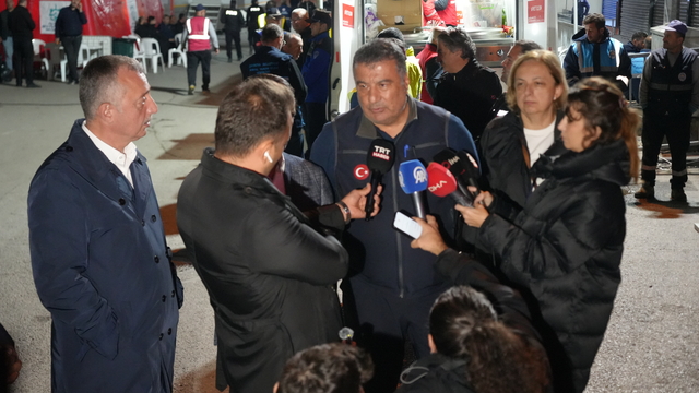 Kocaeli'de yıkılan binanın yakınındaki binalar tahliye edildi; ekipler inceleme başlattı (6)