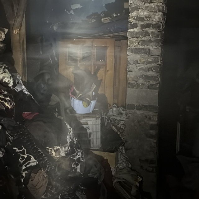 Apartman dairesinde çıkan yangını itfaiye söndürdü