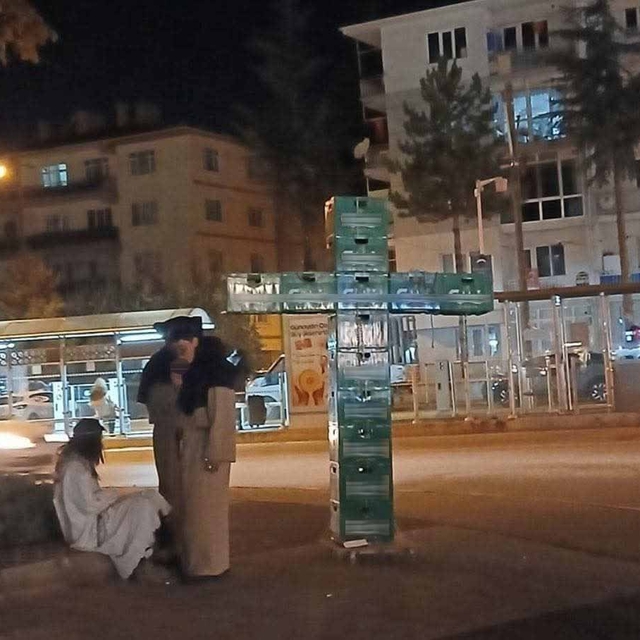 Eskişehir'de bira kasalarıyla haç işareti yapan 3 kişi gözaltında