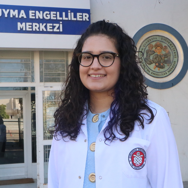 Yanlış ilaç nedeniyle işitme kaybı yaşayan Selen, tedavi gördüğü hastaneye...