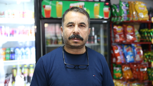 Hatay'da bir hayırsever mahallelinin markete borcunu ödedi