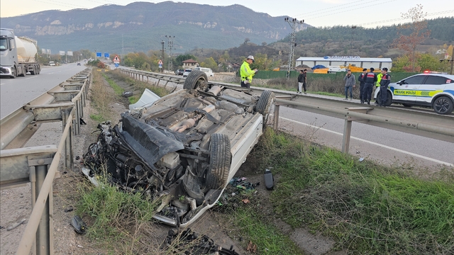 Karabük'te devrilen otomobildeki 2 kişi yaralandı