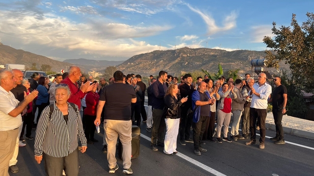 Artan kazalara dikkat çekmek için yol kapattılar