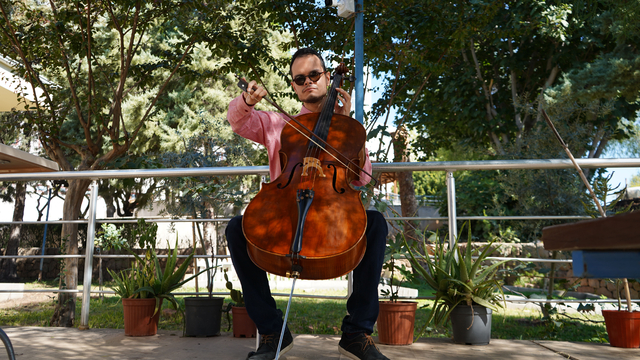 Görme engelli müzik öğretmeninden hastalara 'ritim ve şarkılı terapi'
