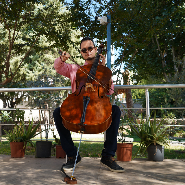 Görme engelli müzik öğretmeninden hastalara 'ritim ve şarkılı terapi'