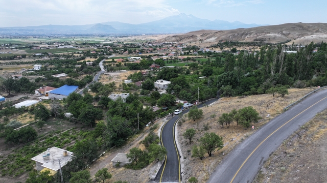 Kocasinan Belediyesi kırsal mahallelerde yol ve kilitli parke çalışması yaptı