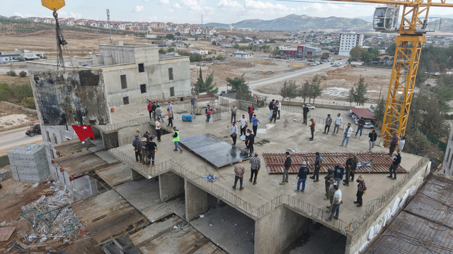 Rezerv alanında son katın kalıbı tamamlandı; işçiler davul ve zurnayla kutlama yaptı
