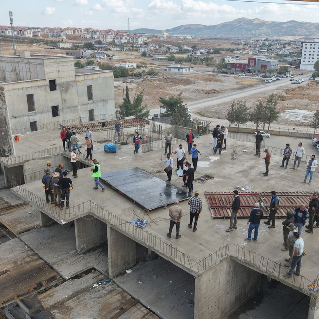 Rezerv alanında son katın kalıbı tamamlandı; işçiler davul ve zurnayla kutl...