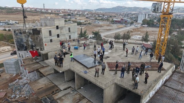 Nurdağı'nda deprem konutlarında son kalıp davul zurna eşliğinde yerine kondu