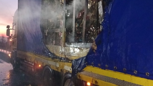 Kuruyemiş yüklü TIR'ın dorsesi yandı