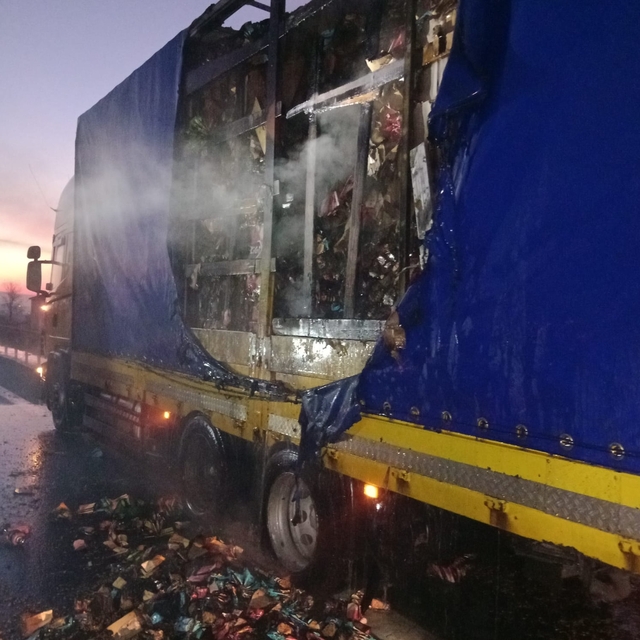 Kuruyemiş yüklü TIR'ın dorsesi yandı