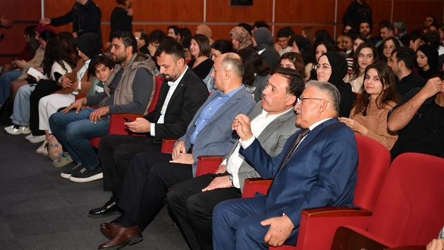 Vali Çiçek ve Başkan Büyükkılıç, Aşık Veysel tiyatro oyununu izledi