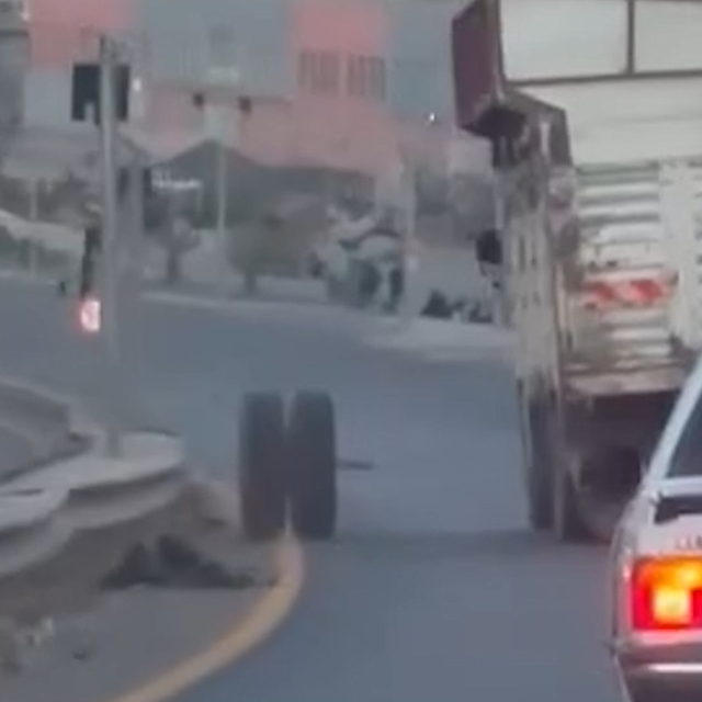 Hareket halindeki kamyonun dingili koptu; o anlar kamerada