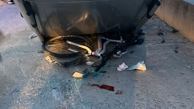 Otomobil, kaldırımda bisiklet süren Emir'in üzerine devrildi