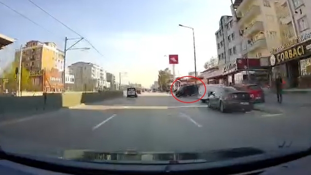 El freni çekilmeyen minibüs, hareket edip, yola indi; o anlar kamerada