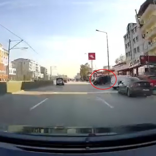 El freni çekilmeyen minibüs, hareket edip, yola indi; o anlar kamerada