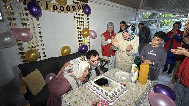 Erzincan'da gönüllü gençlerden down sendromlu Sümeyra'ya doğum günü sürprizi