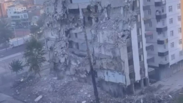 Diyarbakır'da ağır hasarlı 8 katlı bina, yıkım sırasında çöktü