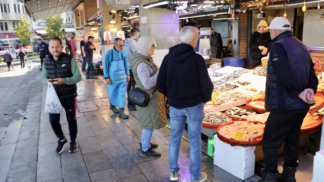 Trabzon'daki balıkçı tezgahlarında hamsi bolluğu devam ediyor