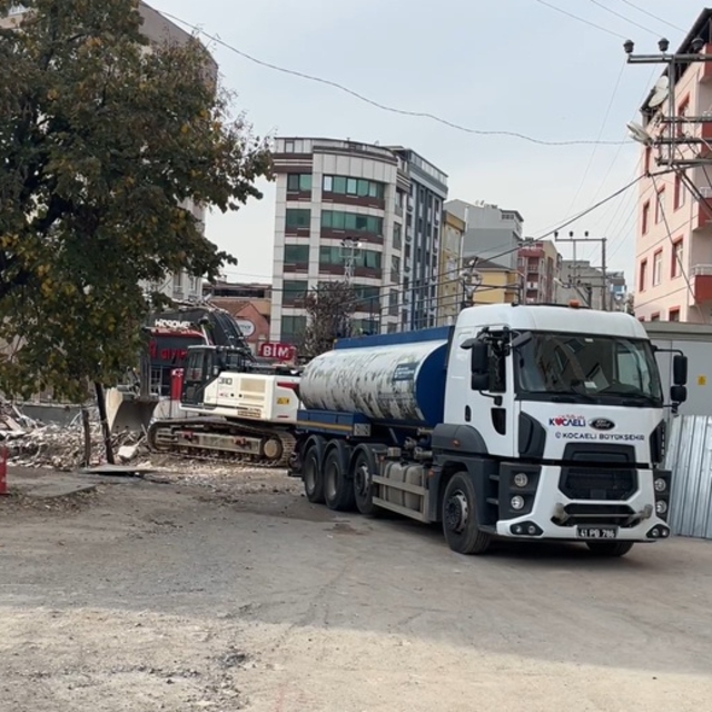Gebze'de yıkılan binanın enkazını kaldırma çalışmaları sürüyor