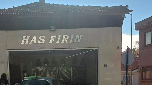 Edirne'de otomobil ekmek fırınına daldı: 4 yaralı