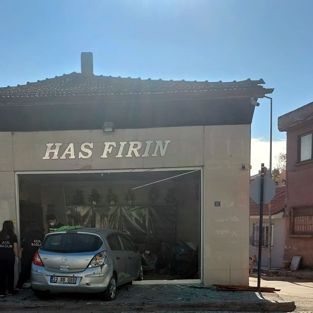 Edirne'de otomobil ekmek fırınına daldı: 4 yaralı