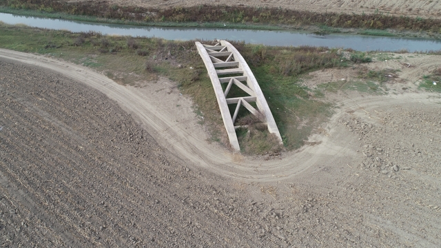 Seyhan Baraj Gölü'nde sular çekilince eski köprü gün yüzüne çıktı