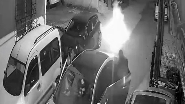 Gece saatlerinde geldikleri sokakta havai fişek ateşleyip kaçtılar
