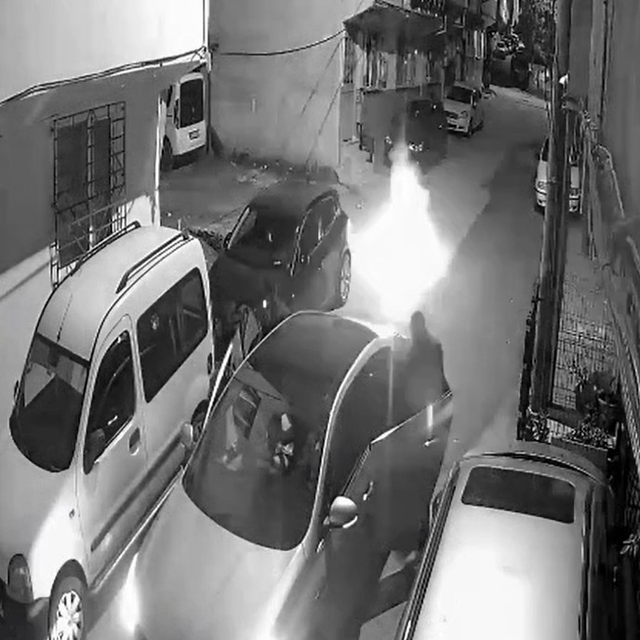 Gece saatlerinde geldikleri sokakta havai fişek ateşleyip kaçtılar