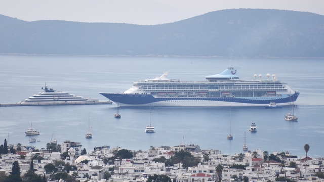 Bodrum'a iki kruvaziyerle 1853 yolcu geldi