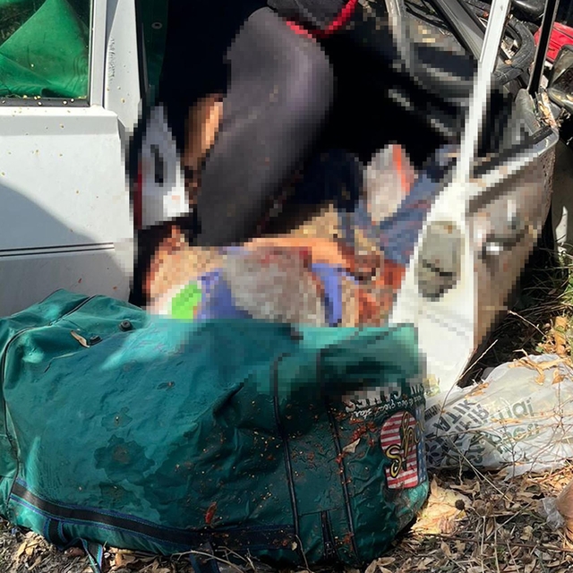 Manisa'da yol kenarına savrulan otomobilin sürücüsü öldü, eşi yaralandı