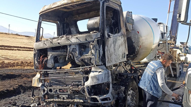 Gaziantep'te seyir halindeki beton mikseri yandı