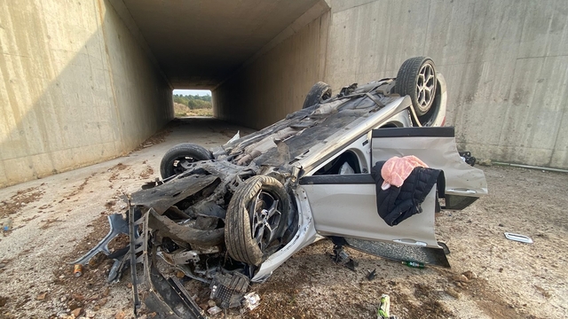 İstanbul-İzmir Otoyolu'nda şarampole devrilen otomobildeki 4 kişi yaralandı