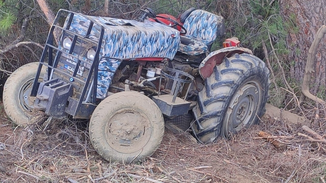 Manisa'da devrilen traktörün sürücüsü hayatını kaybetti