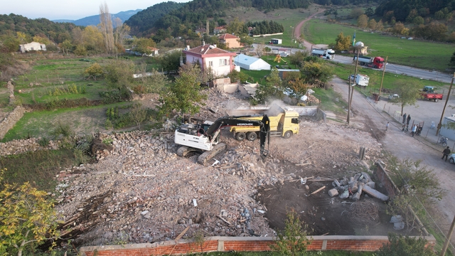 Sındırgı'da ağır hasarlı binaların yıkım çalışmaları sürüyor