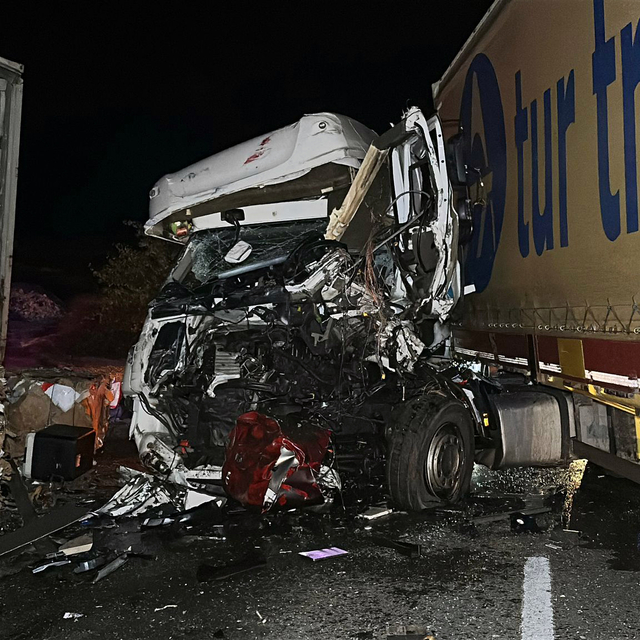 Edirne'de 2 TIR ve 3 otomobilin karıştığı zincirleme kaza: 1 ölü, 2 yaralı