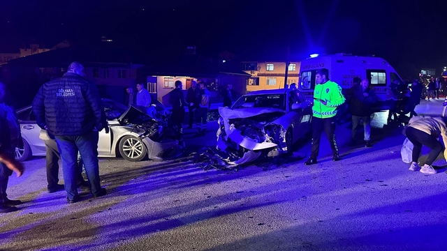 Düzce'de iki otomobilin çarpışması sonucu 7 kişi yaralandı