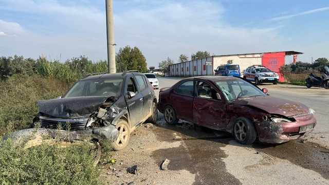 İzmir'de çarpışan 2 otomobilin sürücüleri yaralandı