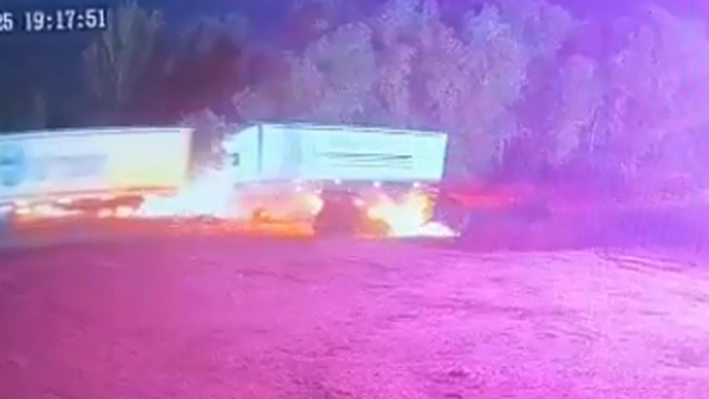 Edirne'de 2 TIR ve 3 otomobilin karıştığı zincirleme kaza kamerada: 1 ölü, 2 yaralı (2)