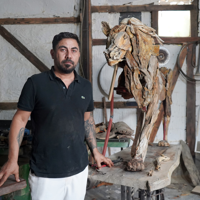 Öldürülen aslan 'Zeus'un ağaçtan heykelini yaptı