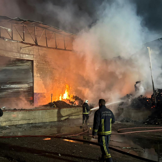 Antalya'da paketleme fabrikasında yangın