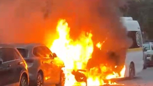 Öğrenci servis minibüsünde çıkan yangın, otomobile sıçradı