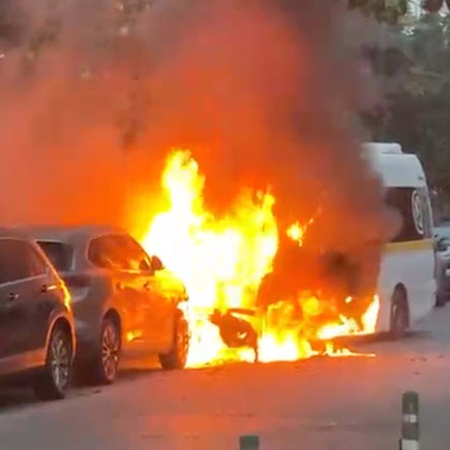 Öğrenci servis minibüsünde çıkan yangın, otomobile sıçradı