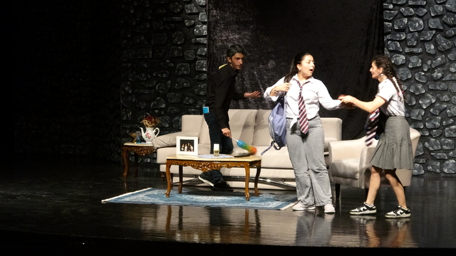 İşitme engellilerin işiten çocukları, Alperen'in yürüyebilmesi için işaret diliyle oyun sahneledi