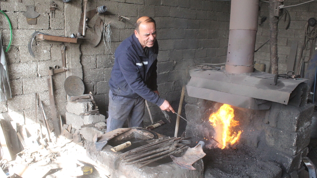 İlçenin tek demir ustası, dede mesleğini 52 yıldır sürdürüyor