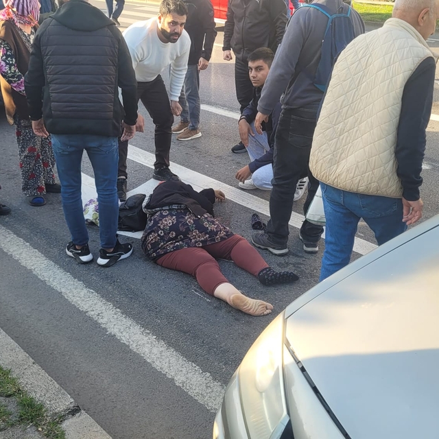 Yaya geçidinde otomobilin çarptığı kadın, ağır yaralandı